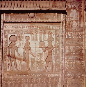 Dendera'daki Roma Doğum Evi veya Mammisi'den Hathor ve Horus'a adak sunan bir firavunu betimleyen kabartma, MÖ 125-MS 60