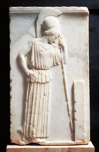 Bir stelin önünde duran yas tutan Athena