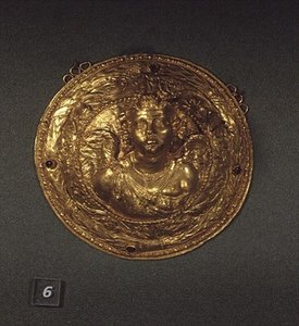 Eros büstü, garnitürlerle süslenmiş madalyon (altın) by Greek