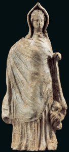 Bir chiton ve başını örten bir himation giyen bir kadın heykelciği, muhtemelen Myrina, Küçük Asya, MÖ 250-200 (kil) by Greek