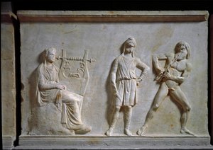 Yunan sanatı: Apollo ve Marsyas arasındaki müzik yarışması (aulos ve lir çalma). Mermerden oyulmuş alçak kabartma, MÖ 320, Yunan antik. Ulusal Arkeoloji Müzesi, Atina (Yunanistan) by Greek