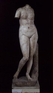 Aphrodite ayakta çıplak, İskenderiye, MÖ 336-30 dolayları (mermer)