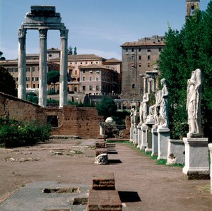 Roma Forumu: vestallerin heykelleri. Vestaller Evi (Casa delle Vestali veya Atrium Vestae). Solda, Yunan Dioscures tapınağı (veya Castor ve Pollux tapınağı) (MÖ 5. yy). Roma
