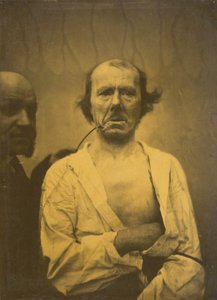 Rahat bir ifade (solda); iğrenme (sağda)