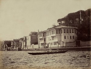 Marmara Denizi, Türkiye'de Tarabya Körfezi boyunca binalar