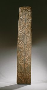 Dikdörtgen Yeni Gine kalkanı, kabartma oymalı parşömenlerle süslenmiş, sırtta rattan halkaları tutmak için altı oyma kulplu, April River (ahşap) by Guinean New