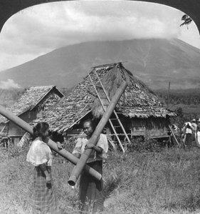 Bambu saplarından yapılmış su kaplarıyla yerli kızlar, Filipinler, 1907