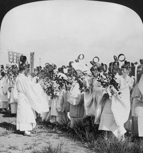 Hitachi Maru kurbanları için bir cenaze töreninde Şinto rahipleri, Tokyo, Japonya, 1905