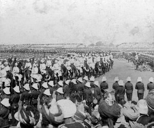 İmparatorluk Harbiyeli Kolordusu, majestelerine Durbar arenasına kadar eşlik ederken, Delhi, Hindistan, 1903.