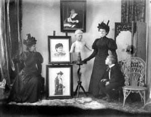 Hannah Maynard ve torunu Maynard MacDonald, o da heykel, c.1895 (bw fotoğraf)