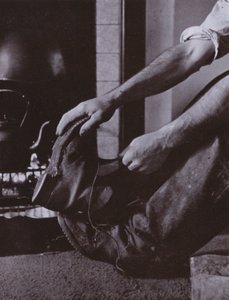 Botlar kapalı (s/b fotoğraf) by Harold Burdekin