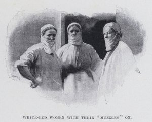 Ağızlıklarını takan beyaz yataklı kadınlar (s/b fotoğraf) by Harold Hume Piffard