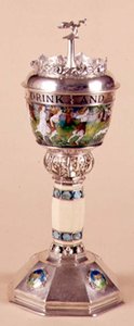 Sevgi dolu fincan ve kapak, fildişi saplı uygulamalı süsleme, c.1905-09 (gümüş ve emaye) by Harold Stabler