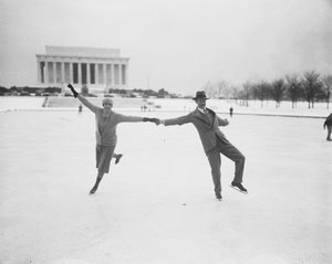 Tidal Basin'de Buz Pateni Yapan Çiftler, Washington DC, ABD, Ocak 1930 (s/b fotoğraf)