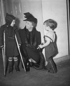 First Lady Eleanor Roosevelt'in Çocuk Hastanesini Ziyareti, Washington DC, ABD, Ocak 1939 (s/b fotoğraf)