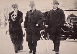 John Pierpont Morgan, oğlu ve kızıyla birlikte Money Trust Investigation'a katılıyor (sepya fotoğraf)