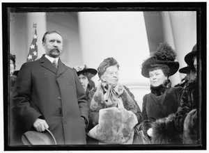 Bayan Belva Ann Lockwood, Senatör Southerland ile birlikte by Harris & Ewing
