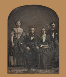 Kimliği Bilinmeyen Bir Ailenin Grup Portresi by Harrison and Hill