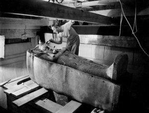 Krallar Vadisi'nde (Mısır) firavun Tutankhamun'un mezarının keşfi: mezar odasında, Howard Carter ikinci tabutun kapağı üzerinde çalışırken, Ekim 1925, fotoğraf, Harry Burton (s1568)