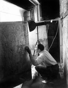 Krallar Vadisi'nde (Mısır) firavun Tutankhamun'un mezarının keşfi: Howard Carter ikinci tapınağın kapılarından bakıyor, 4 Ocak