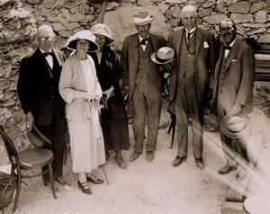 Howard Carter (1873-1939) ve bir grup Avrupalı, Krallar Vadisi Tutankhamun Mezarı kazılarının yanında duruyor (jelatin gümüş baskı)