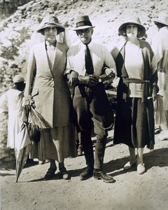 Soldan Sağa: Leydi Somerleyton, Albay Watson Paşa ve Hon. Krallar Vadisi Tutankhamun
