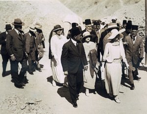 Belçika Kraliçesi (ortada önde) Lord Allenby (en solda) ve Lady Allenby, Krallar Vadisi Tutankhamun Mezarı