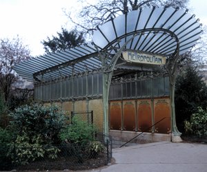 Hector Guimard (1867-1942), Paris tarafından yapılan bir metro istasyonu ağzı. 20. yüzyıl