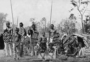 Mızrak ve kalkan taşıyan bir Queensland yerlileri partisi, 1902 by Henry King