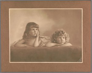 Agnes Renée ve Irène Heloïse Pauw van Wieldrecht'in, fotoğrafçının kızları, Raphael'in Sistine Madonna'sındaki (Dresden, Galerie Alte Meister) putti'den ödünç alınan bir pozda portresi by Henry Pauw van Wieldrecht