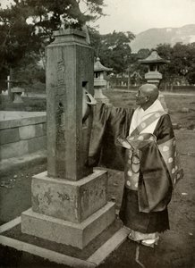 Bir Budist Rahip ve Dua Çarkı, 1910. by Herbert Ponting