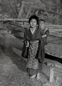 Bir Balıkçının Çocukları (s/b fotoğraf) by Herbert Ponting