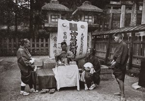 Inari Tapınağı'nda Bir Falcı (s/b fotoğraf) by Herbert Ponting