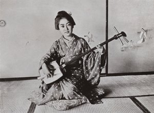 Samisen oynayan bir geyşa (s/b fotoğraf) by Herbert Ponting