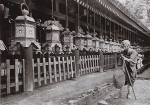 Nara, Kasuga Tapınağı'nda Bir Hacı (s/b fotoğraf) by Herbert Ponting