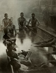 Kanawa'da Bir Hamam, 1910. by Herbert Ponting