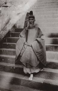 Bir Şinto Rahibi (s/b fotoğraf) by Herbert Ponting