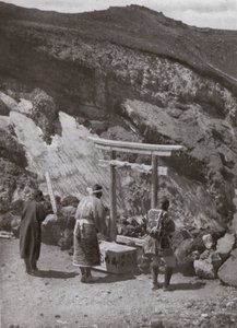 Kraterin Kenarında Bir Tapınak (s/b fotoğraf) by Herbert Ponting
