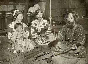 Ainu Erkek ve Kadın Evde, 1910. by Herbert Ponting