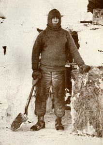 Kaptan L. E. G. Oates, Ahır Kapısında, 30 Ağustos 1911, 1913 by Herbert Ponting