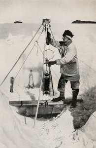 Nansen-Petersen Yalıtımlı Su Şişesi ile E.W. Nelson, c1911, 1913 by Herbert Ponting