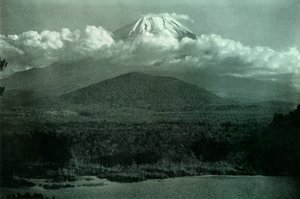 Gün Doğumunda Fuji, 1910. by Herbert Ponting