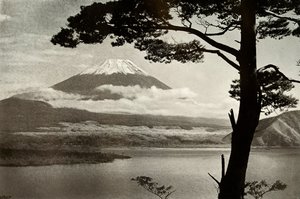 Motosu Gölü'nden Fuji, 1910. by Herbert Ponting