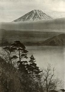 Orta nokler omurgadan Fuji, 1910. by Herbert Ponting