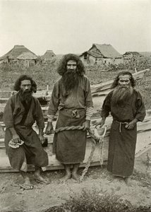 Happu Konno, Merkezdeki Avcı ve İki Ainu Balıkçısı, 1910. by Herbert Ponting
