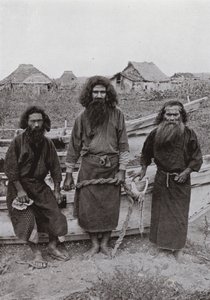Happukonno, Avcı (ortada) ve iki Ainu Balıkçısı (s/b fotoğraf) by Herbert Ponting