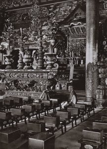 Bir Budist Tapınağının İçi (s/b fotoğraf) by Herbert Ponting