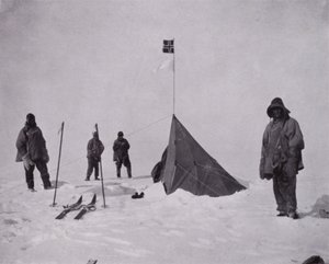 "Siyah bir bayraktı, Norveç bayrağıydı. Amundsen direğin başındaydı" (s/b fotoğraf) by Herbert Ponting