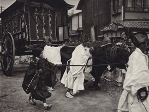 1920'lerde Japonya: Yüksek rütbeli bir kişinin Şintoist cenaze töreni (s/b fotoğraf) by Herbert Ponting