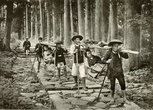 Mabetlere Giden Japon Hanımlar, Nikko, 1910. by Herbert Ponting